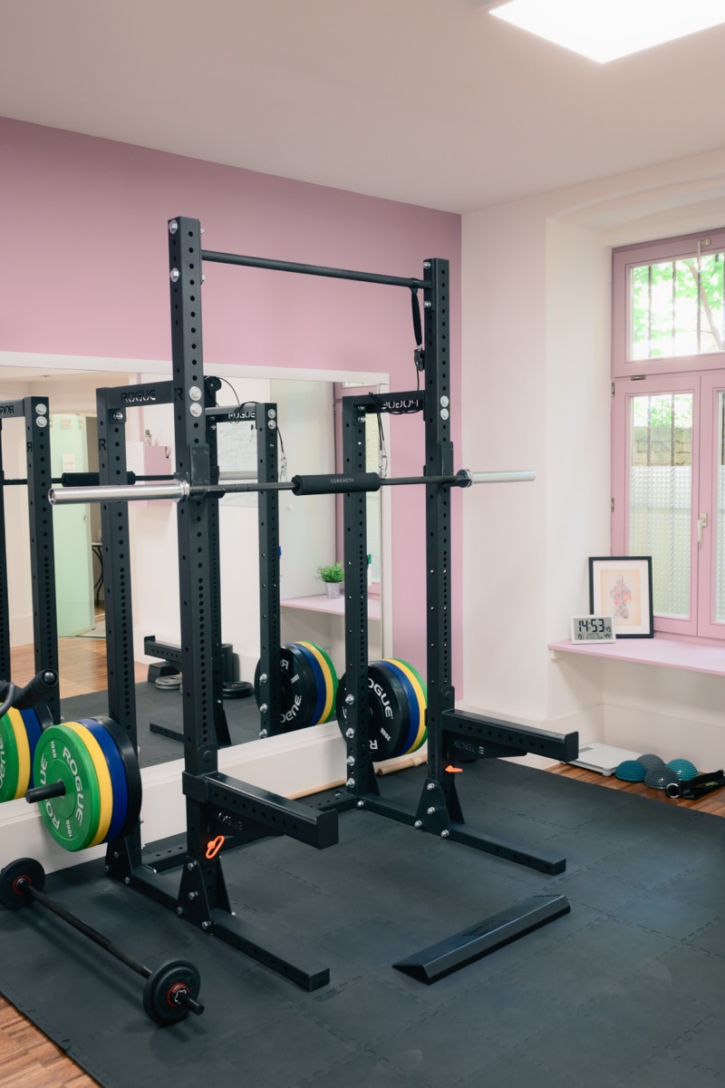 Trainingsraum mit Rack, Langhantel und Gewichten